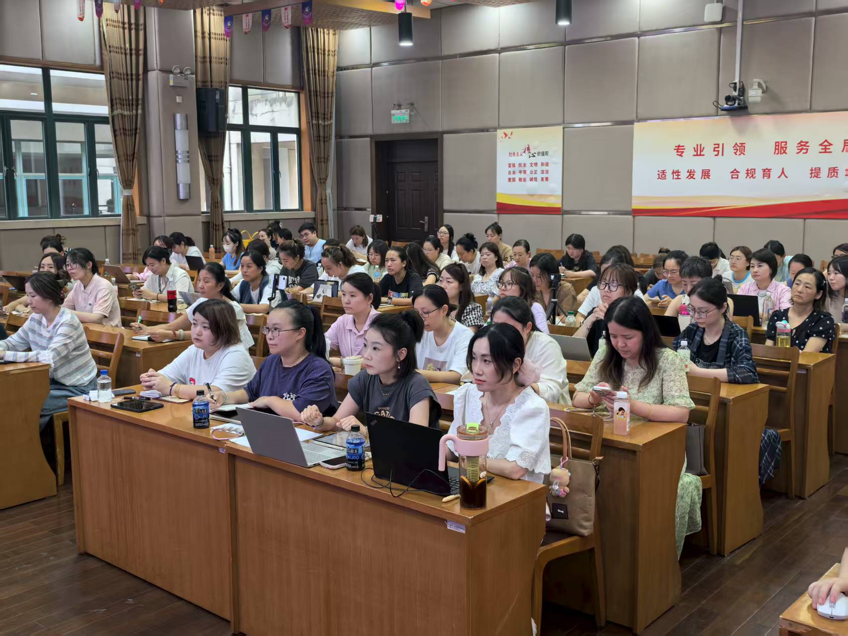 聚焦高质量 赋能新发展——学前教研室召开新学期幼儿园大教研组长工作会议